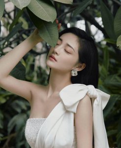 ​周洁琼白色礼服香肩性感写真