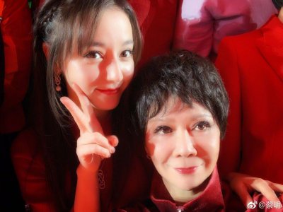 ​190203 蔡明老师放出春晚后台合影 姐姐可爱评论“热巴来了~”