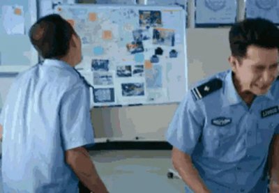 ​美人鱼中的两个警察，已经被人们笑了三年