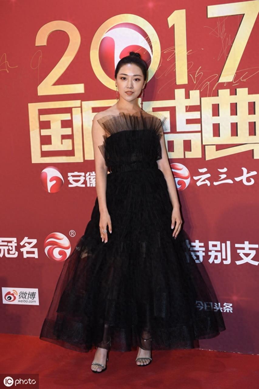 菅纫姿饰演的“罗伊人”是胡歌剧中的女友，剧外的她却不被提及