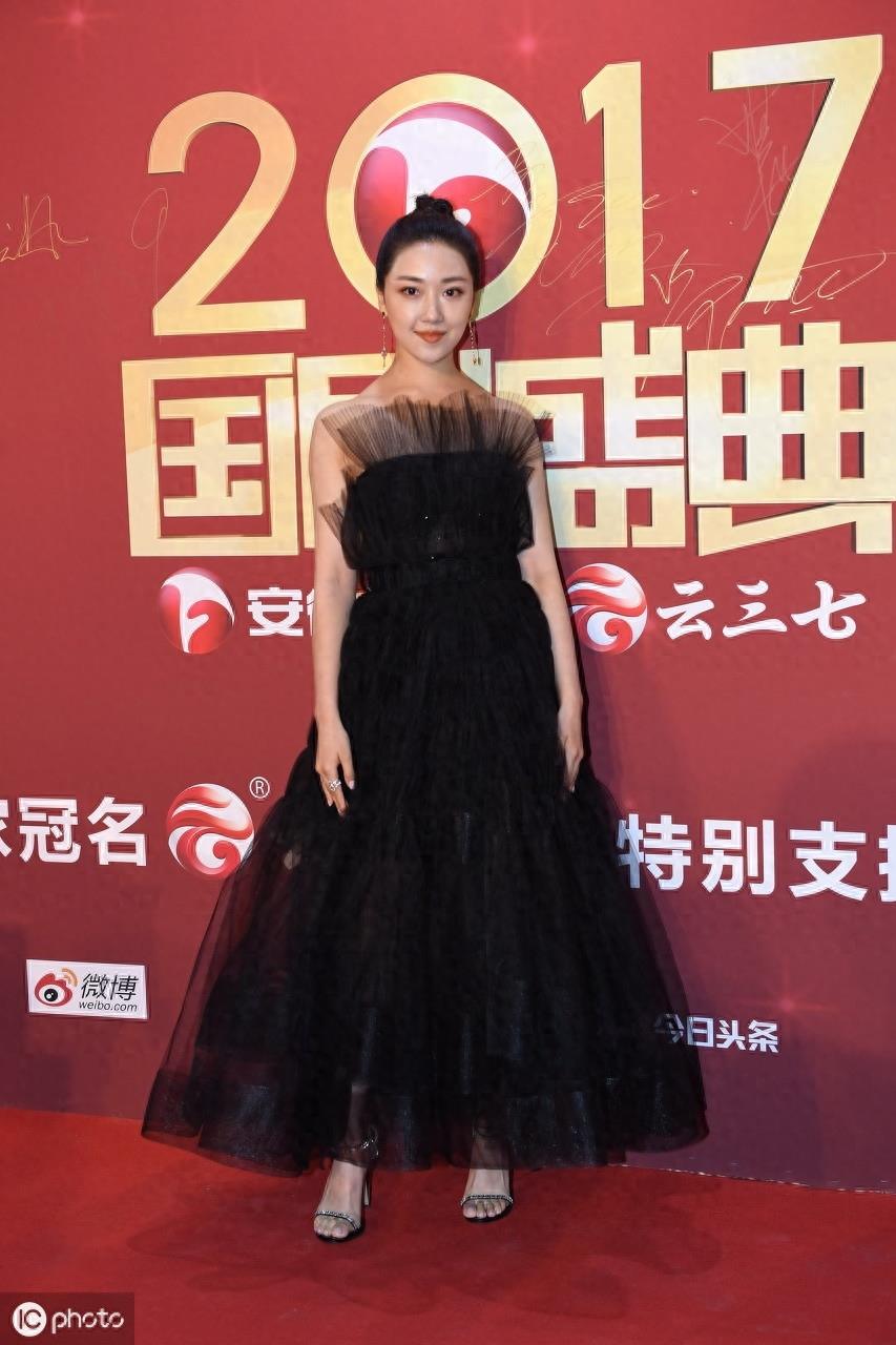 菅纫姿饰演的“罗伊人”是胡歌剧中的女友，剧外的她却不被提及