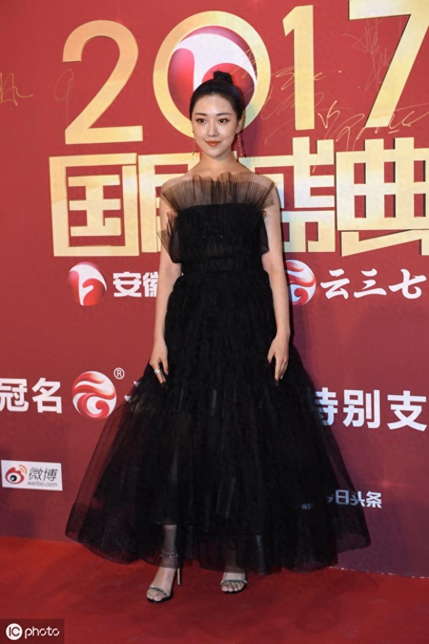 菅纫姿饰演的“罗伊人”是胡歌剧中的女友，剧外的她却不被提及