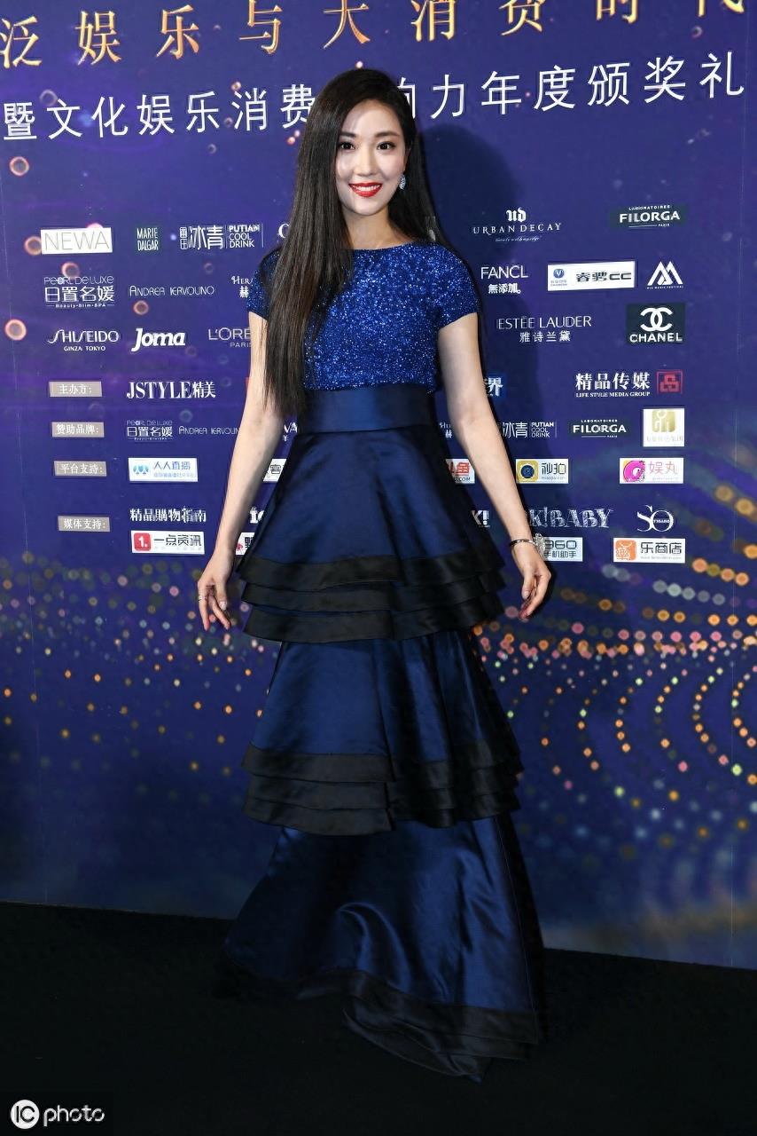 菅纫姿饰演的“罗伊人”是胡歌剧中的女友，剧外的她却不被提及