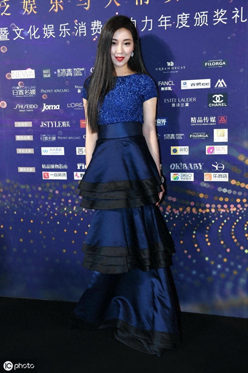 菅纫姿饰演的“罗伊人”是胡歌剧中的女友，剧外的她却不被提及