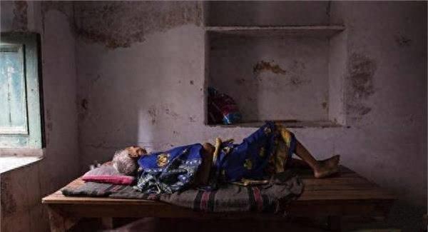 这是一家死亡旅馆，来者都有相同的愿望，两周后还活着就必须离开