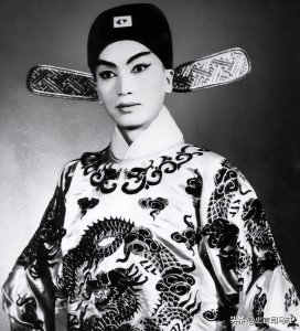 ​同床共枕并生一子，妻子竟是男人？时佩璞瞒天过海隐藏男儿身20年