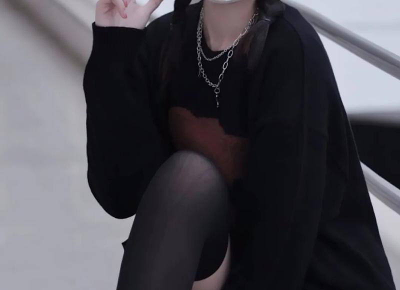 聊天占女生便宜的小套路，撩妹必备(聊妹子的套路)