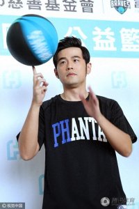 ​周杰伦打篮球帅到不行 曾与科比同场竞技 与姚明场上比高度