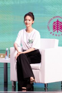​《春风化雨》让她圆了老师梦！佟丽娅还成了剧组“表演老师”