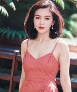 ​关之琳(ZhiLin Guan)62岁的照片仍妩媚动人、风韵犹存 ｜美女写真