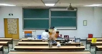 ​曝光教室门事件：一次深深的三观毁灭之旅