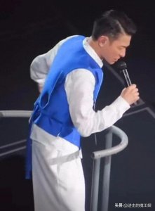 ​贾玲在刘德华演唱会上跨年，粉色外套少女心爆棚，笑得太开心！