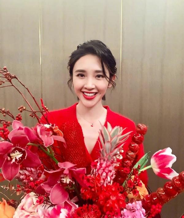 唐艺昕产后散发成熟美，带娃太累变消瘦，和张若昀长了一对夫妻脸