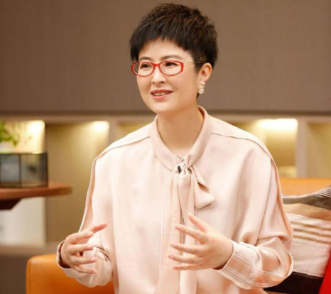 张泉灵简历 ：27岁嫁45岁的李铁，从工作18年的央视辞职，如今身价过亿