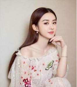 ​赵丽颖迪奥披肩(赵丽颖迪奥礼服)