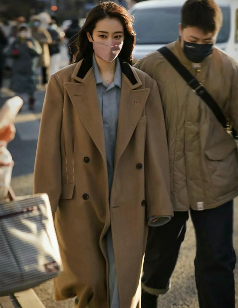 建议女人尽量少穿大衣+小黑裤，学张小斐这样穿，高级时髦又洋气