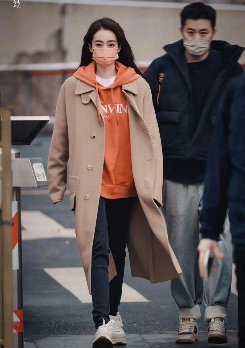 建议女人尽量少穿大衣+小黑裤，学张小斐这样穿，高级时髦又洋气