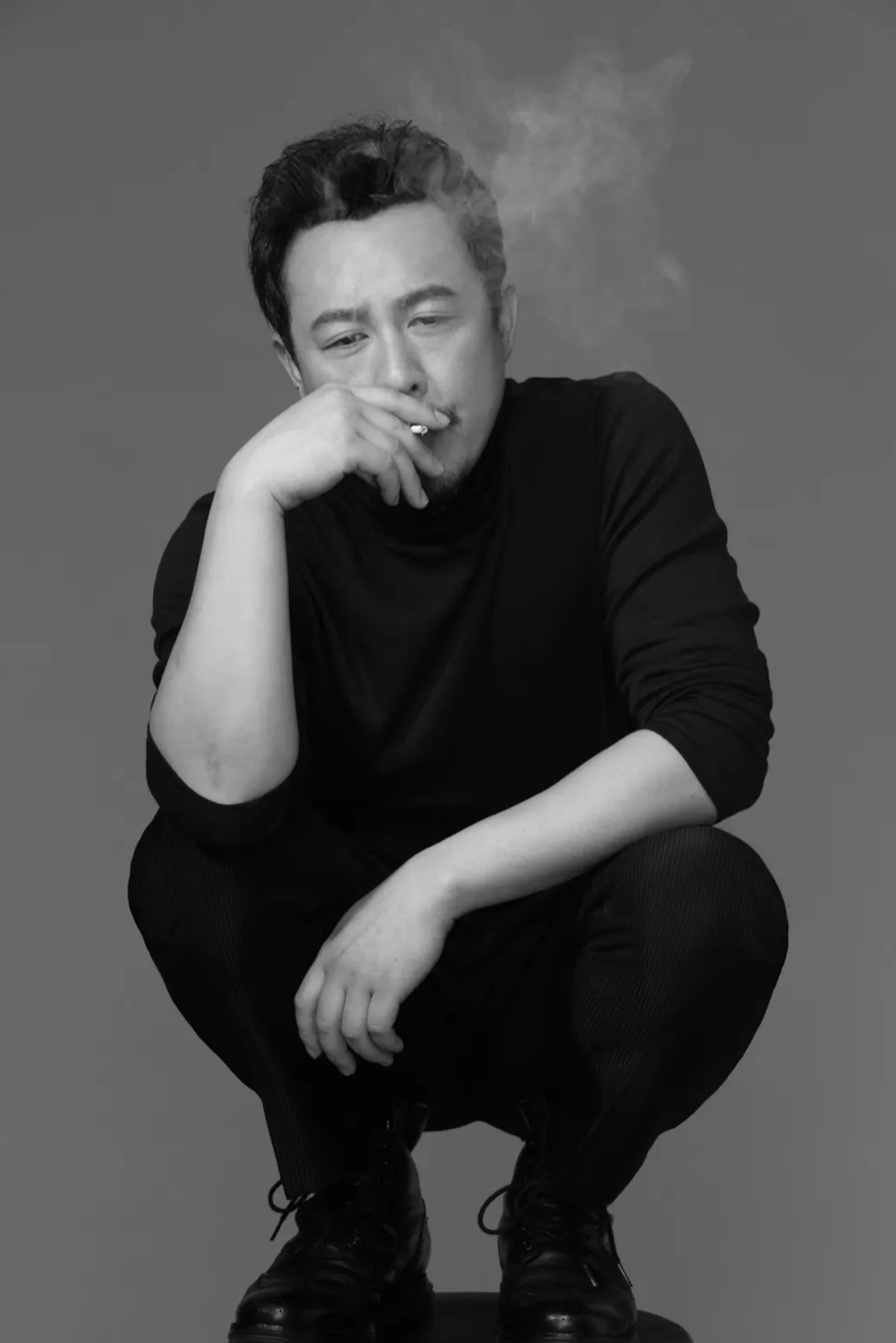 突发！张颂文自曝在沙漠捡垃圾被剧组丢下，导演张纪中被骂上热搜