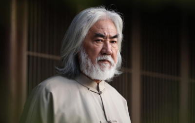 ​突发！张颂文自曝在沙漠捡垃圾被剧组丢下，导演张纪中被骂上热搜