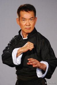 ​功夫巨星元彪为何巅峰时期息影？复出后，网友惊呼“痣”不见了