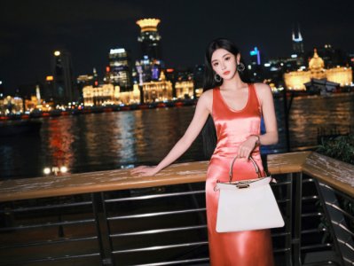 ​孔雪儿深夜时尚大片 穿露背长裙曲线完美