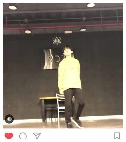 王俊凯发微博凹造型,王源在巴黎享受阳光,千玺却引起粉丝不满
