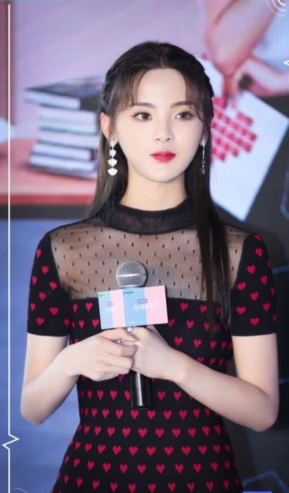 杨超越与宋茜都自称身高168cm,当两人同框后,身高差距亮了