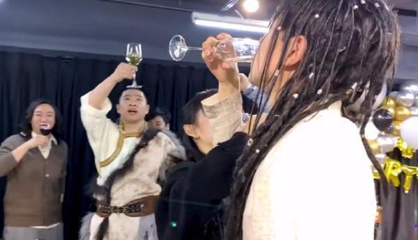 张杰生日被祝福包围,谢娜千里送惊喜,线上秀恩爱,吴昕成神助攻