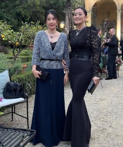 ​郭晶晶巩俐合影曝光 两人亲昵挽手笑容优雅