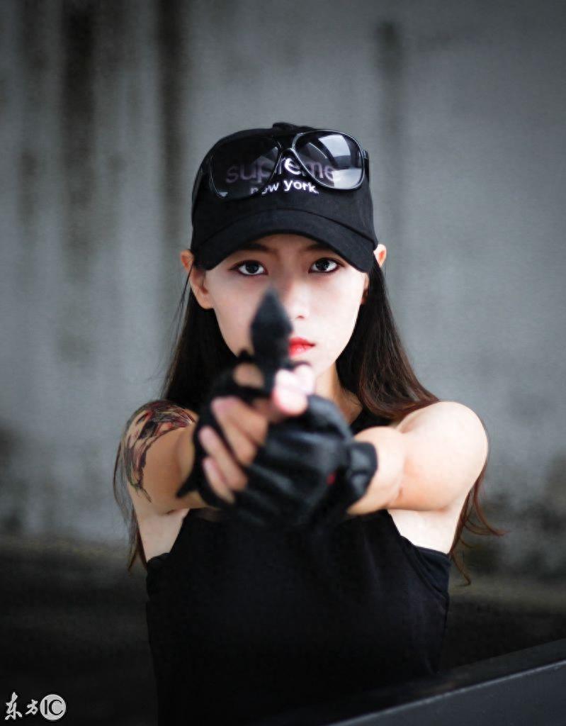 一组冷艳美女杀手与枪的照片,不禁让我心中升起一种热潮,你懂的