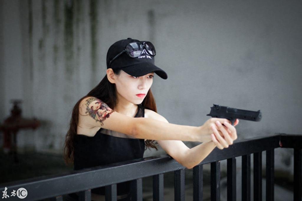 一组冷艳美女杀手与枪的照片,不禁让我心中升起一种热潮,你懂的