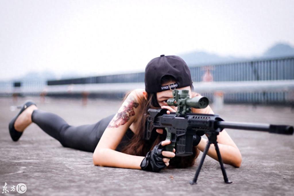 一组冷艳美女杀手与枪的照片,不禁让我心中升起一种热潮,你懂的