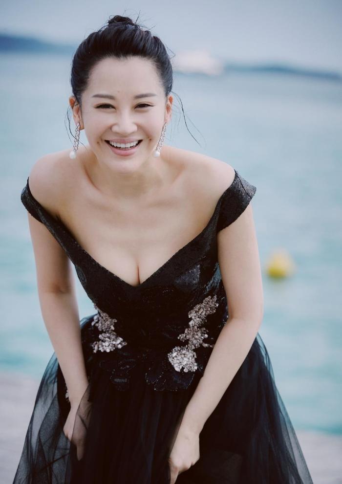 50岁许晴穿半透明纱裙大秀完美身材,上围傲人女人味十足