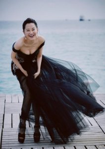50岁许晴穿半透明纱裙大秀完美身材,上围傲人女人味十足
