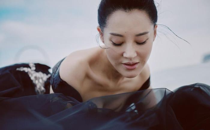 50岁许晴穿半透明纱裙大秀完美身材,上围傲人女人味十足