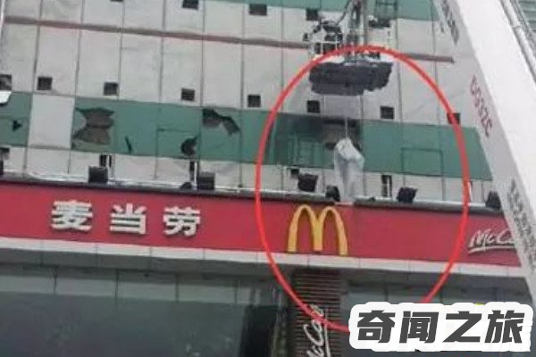 二七广场墙缝女尸身体僵硬已发臭(死者身份是情妇)(2)_