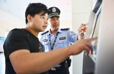 00后民警首获锦旗刷屏朋圈,背后故事超暖心!