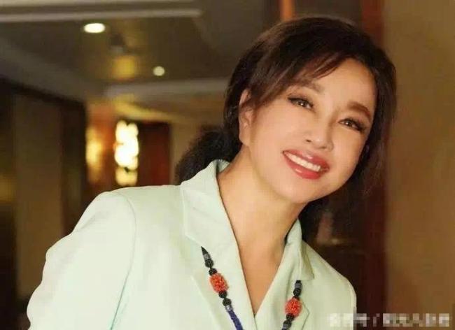 抢演少女、拒签合同?73岁刘晓庆霸气发文回怼网友