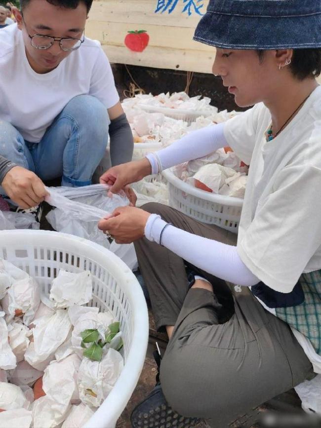 爱心助农!网友偶遇王冰冰丁真在街头卖桃