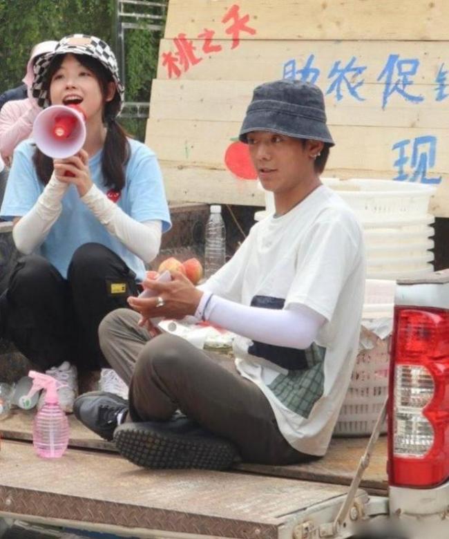 爱心助农!网友偶遇王冰冰丁真在街头卖桃