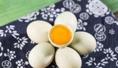 鸡蛋黄蛋清哪个营养高(鸡蛋蛋清和蛋黄的营养价值)