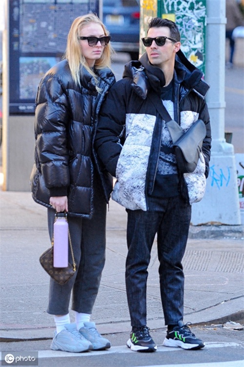 美国摇滚歌手乔·乔纳斯和妻子现身纽约,多才多艺长相英俊