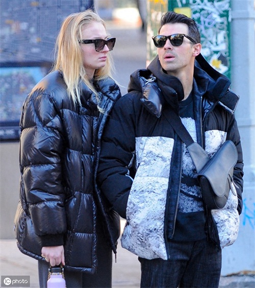 美国摇滚歌手乔·乔纳斯和妻子现身纽约,多才多艺长相英俊