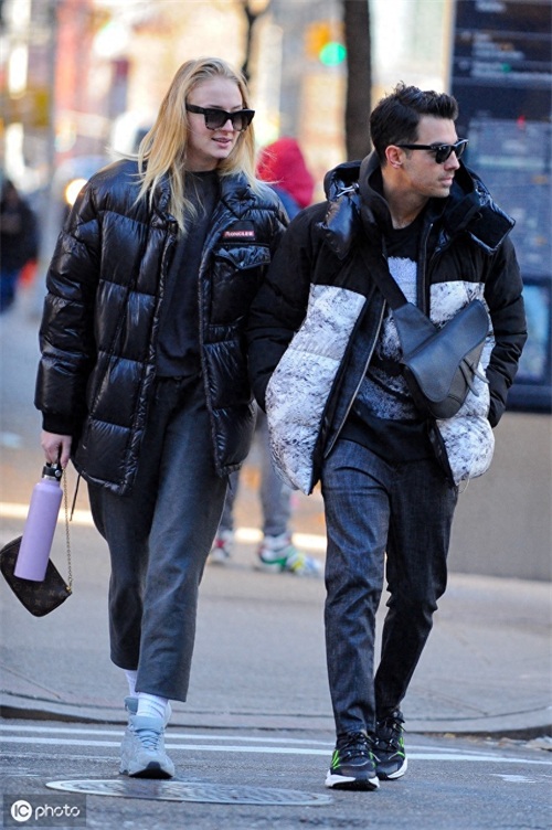 美国摇滚歌手乔·乔纳斯和妻子现身纽约,多才多艺长相英俊