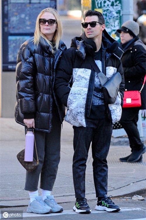 美国摇滚歌手乔·乔纳斯和妻子现身纽约,多才多艺长相英俊