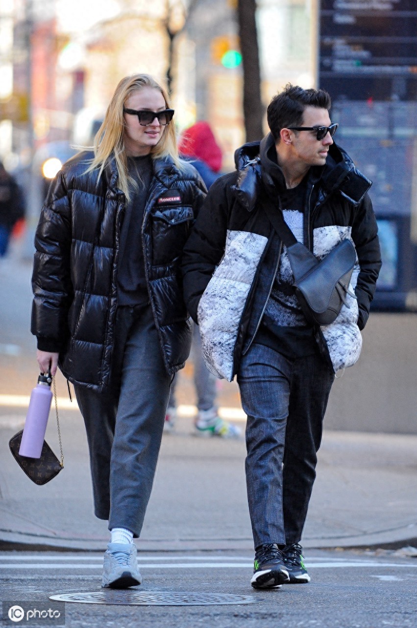 美国摇滚歌手乔·乔纳斯和妻子现身纽约,多才多艺长相英俊