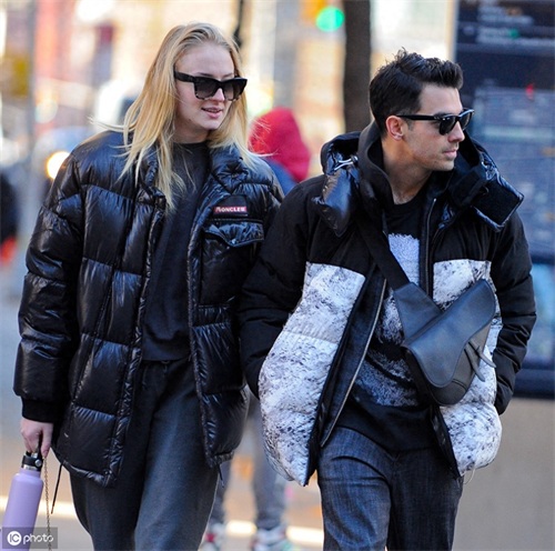 美国摇滚歌手乔·乔纳斯和妻子现身纽约,多才多艺长相英俊