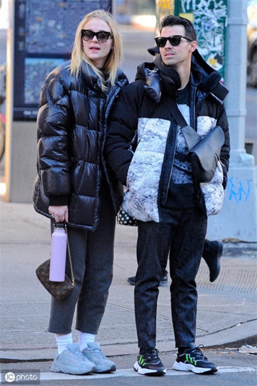 美国摇滚歌手乔·乔纳斯和妻子现身纽约,多才多艺长相英俊