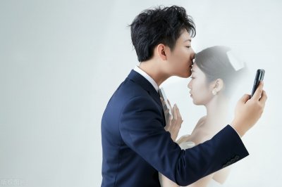新婚男子出差回家发现妻子出轨,被妻子用孩子要挟忍耐