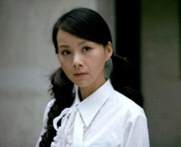 “艾美影后”何琳:与赵薇是上下铺,老公是知名导演,婆婆是吕中